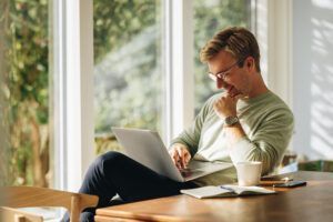 Mann surft im Internet mit Netcom Kassel