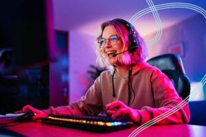 Mädchen am Computer mit Pur-DSL von Netcom Kassel