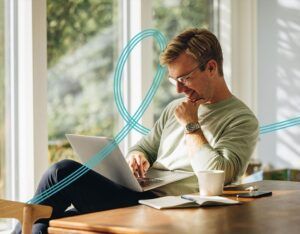 Mann surft am Laptop mit DSL von Netcom Kassel