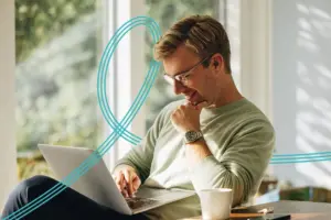 Mann surft am Laptop mit DSL von Netcom Kassel