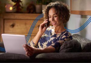 Netcom Kassel Kundin telefoniert mit Festnetz